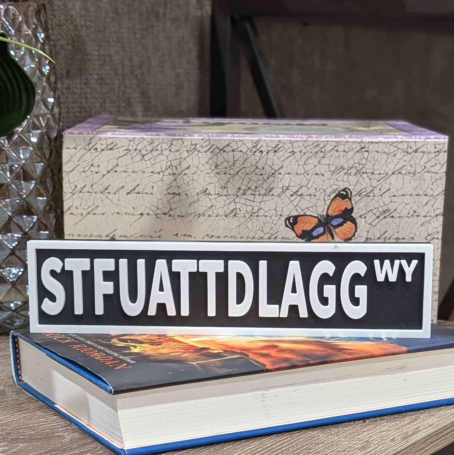 STFUATTDLAGG - Book Shelf Sign